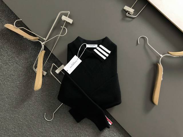 Tb*合身版型M-Xxxl 2025秋冬潮牌针织衫，以领口三杠提花点缀为主调，巧妙融入下摆织带元素，打破传统针织衫的单调感，彰显个性与不羁。立体剪裁贴合身形，设