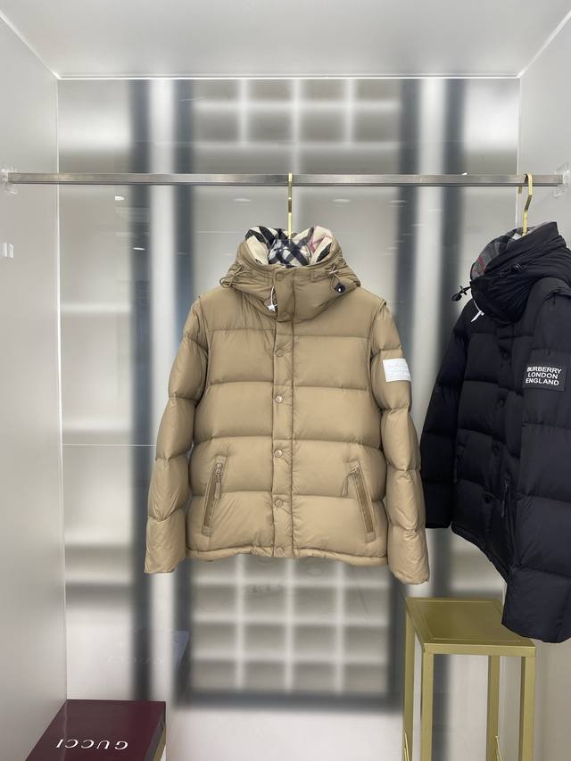 巴宝莉 Burberr* 秋冬新款 可拆式衣袖连帽羽绒服 独家原版定制 坚持原版开发 与原版一致 装饰Vinatage复古格纹内衬的高领与连帽 可拆式衣袖 缔造