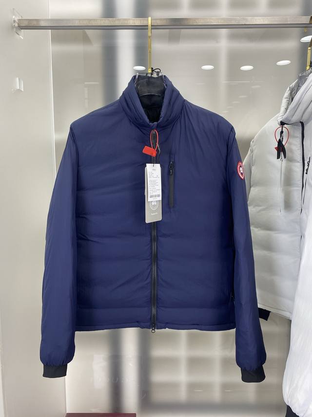 Canada Goose加拿大鹅Crofton 羽绒夹克 这是一款适合深秋初冬的羽绒夹克：在寒冷、下雨的早晨，可作为防雨夹克里面的一层保暖衣，在带有几丝凉意的秋