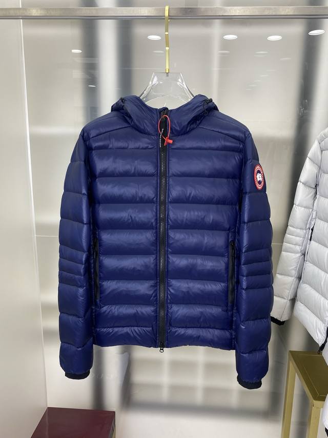 Canada Goose加拿大鹅Crofton 羽绒夹克 这是一款适合深秋初冬的羽绒夹克：在寒冷、下雨的早晨，可作为防雨夹克里面的一层保暖衣，在带有几丝凉意的秋