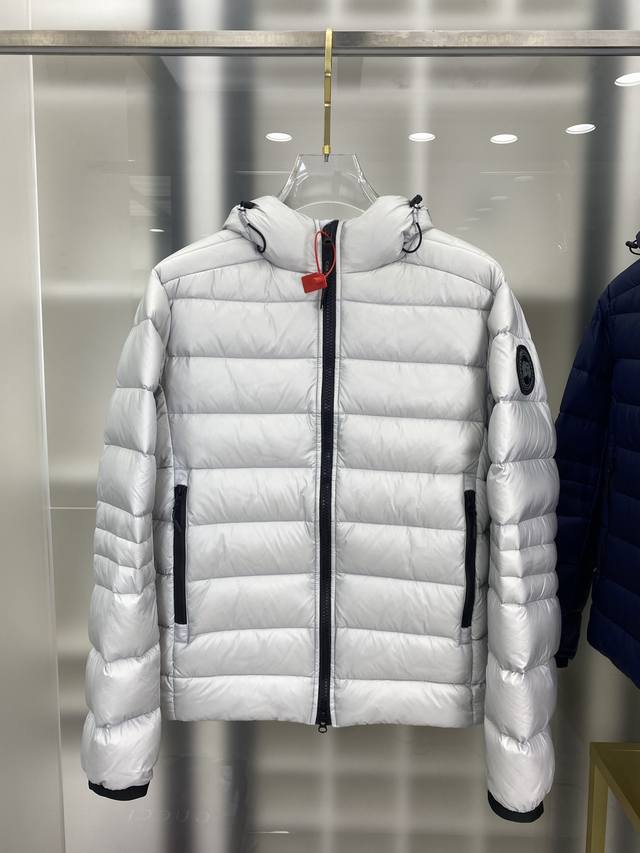 Canada Goose加拿大鹅Crofton 羽绒夹克 这是一款适合深秋初冬的羽绒夹克：在寒冷、下雨的早晨，可作为防雨夹克里面的一层保暖衣，在带有几丝凉意的秋