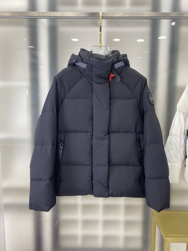 加拿大鹅 黑标 街缝Logo标 短款羽绒服 欧阳娜娜一代 男女同款 ： Xs～2Xl 产品配色：黑色、白色、 编码：