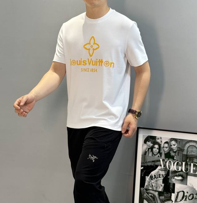 驴牌*25S款莫代尔T恤. 新品以复杂图形描绘朝气蓬勃的美景，Lv花型搭配品牌字母标识.甄选优质有机300G莫代尔棉面料，透气舒适 质地强韧.经久耐穿.胸前图形