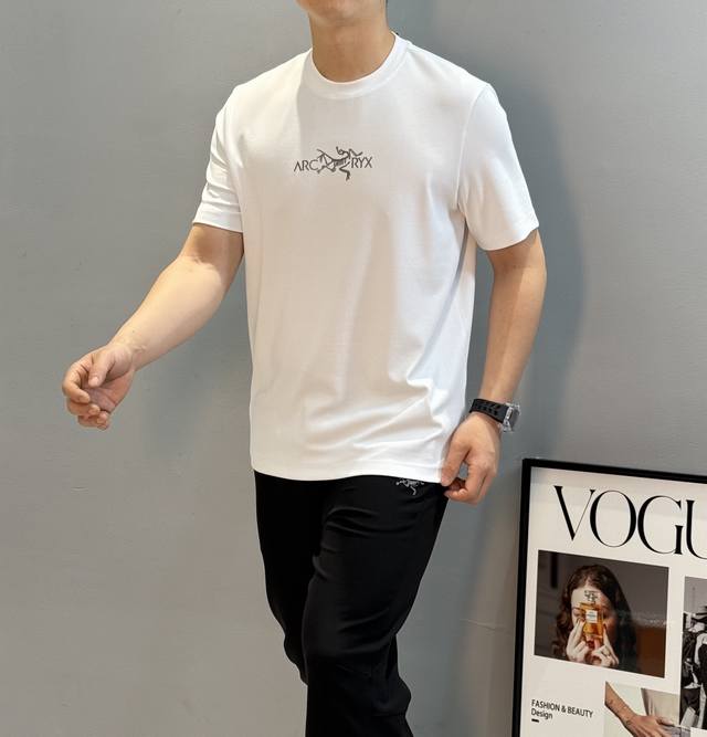 Arc'tery*始祖鸟25S新款莫代尔T恤.双面品牌字母图形设计.此款短Tee甄选280G莫代尔面料，触感软糯，贴身穿着极致舒适亲肤！高温烫画品牌字母图形工艺
