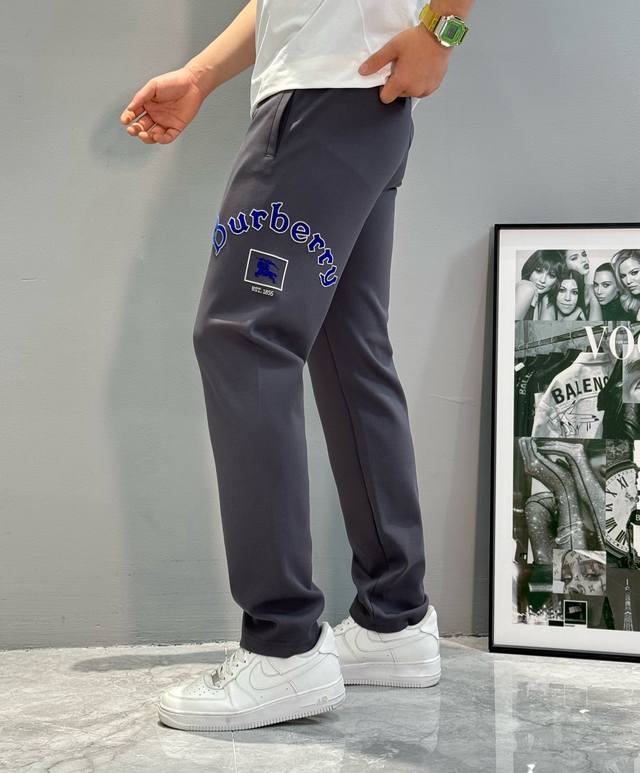 Bbr巴宝莉25S男士休闲裤.两侧无缝设计.高温烫画品牌字母图形工艺.面料轻薄柔软.最主要就是一个舒服.客供100%梭织纤维高端锦棉面料制成，质地柔软且富有弹力