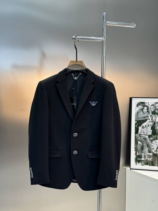 Arman*阿玛-尼休闲西服外套爆款精品推荐外贸公司订单！胸前立体植绒经典飞鹰工艺.进口原版天眼布四面弹布料，笔挺垂感十足，整件衣服车工走线整齐平整，所有五金纽