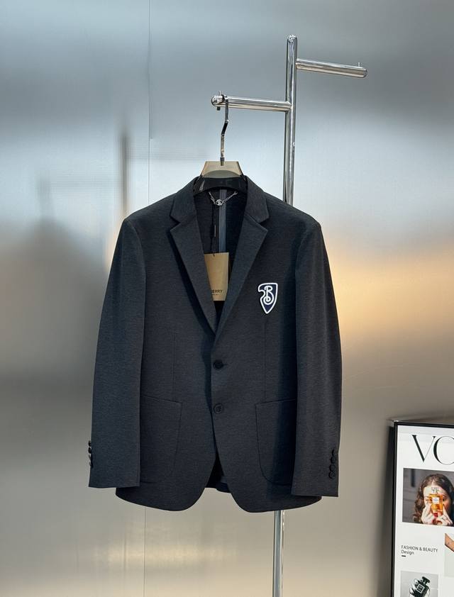 Bbr*巴宝莉25S新款西服外套大爆款来了外贸公司订单！胸口B家经典绣花标识.低调奢华！订制进口原版锦棉罗马面料，高科技无缝压胶工艺.面料笔挺垂感十足，整件衣服