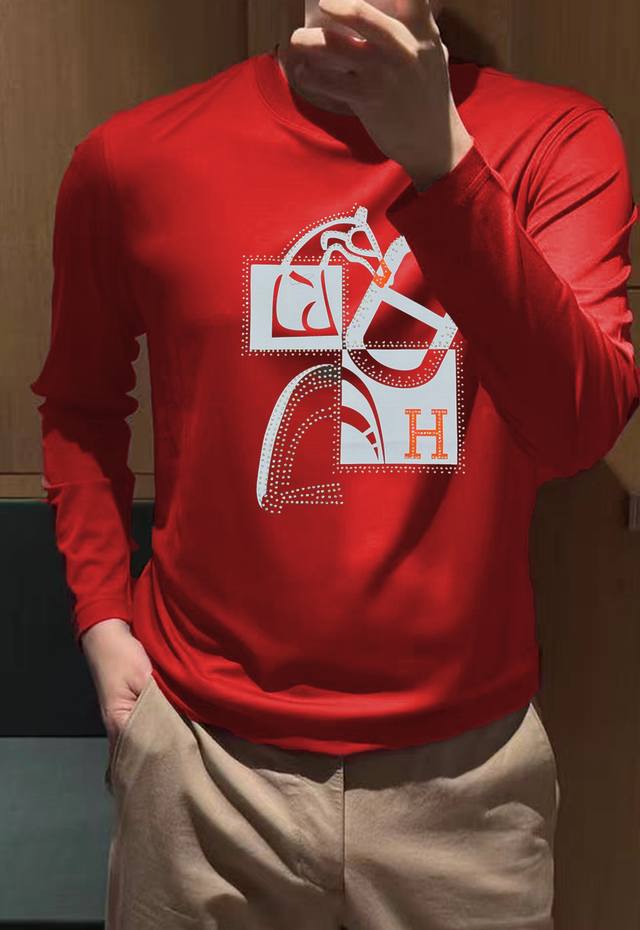 Herme*爱马仕25Ss新款莫代尔长袖T恤.色彩搭配非常丰富.适合时尚街头潮流搭配！不限年龄的单品推荐 经典品牌马头造型.结合品牌字母图形设计.高温烫画工艺.