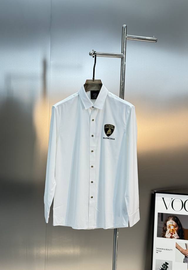 Balenciaga联名款兰博基尼新品衬衣，经典永不过时.特殊渠道货流出，代购级别品质！客供桑蚕丝绸面料， 手感柔软顺滑， 舒适透气。胸口经典兰博基尼图案，代工