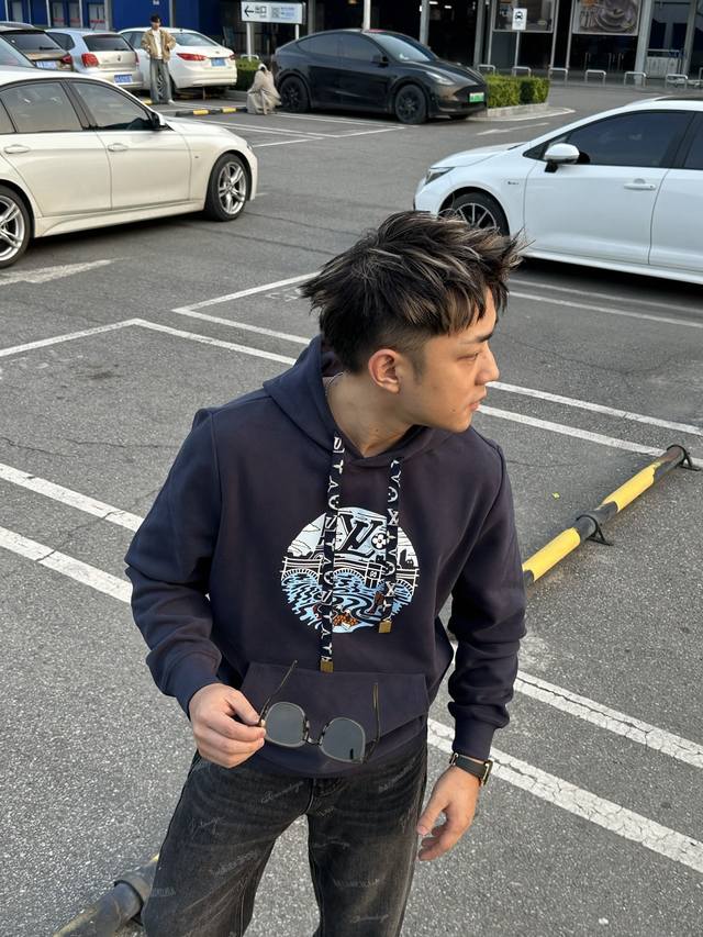 驴牌*港风印花连帽卫衣，雾霾蓝主色+复杂印花，复古潮流感满满！加厚毛圈棉材质，秋冬穿超保暖又舒适宽松版型！各种年龄都能轻松驾驭。连帽设计实用又时髦，日常休闲、校