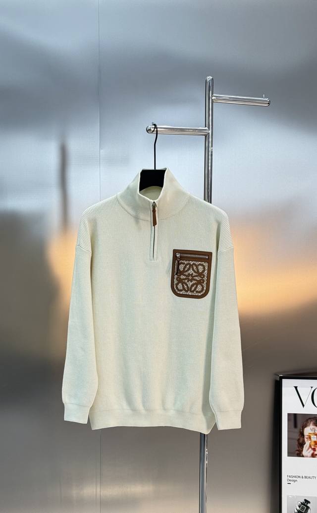 Loewe罗意威25S新品半拉链毛衣套头衫. 素版主色调 羊毛混纺面料柔软舒适.竖条纹肌理面料超有质感，领口一体式设计很特别。左胸Anagram皮牌口袋+同色系