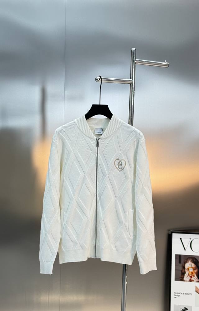 Bbr25S巴宝莉款黑色菱格羊毛外套经典棒球领+拉链设计，休闲又时髦颜色：黑色.白色.码数：M-3Xl 175 140斤建议L