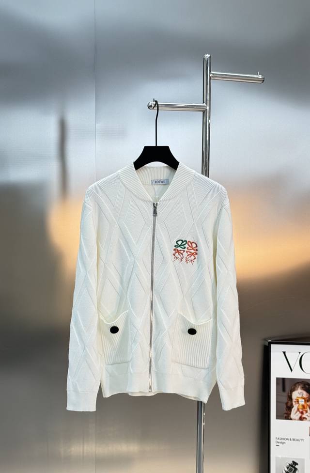 Loewe 罗意威25S新品Anagram针织短款外套，采用高品质羊毛混纺针织面料，柔软舒适，秋冬穿超合适颜色：黑色.白色.码数：M-3Xl 175 140斤建