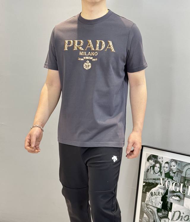 prad*普拉达25S新款圆领短袖.简约基础款！胸口精致立体压花品牌字母标识.双层立体烫画工艺.简单高级！优质240G高织棉布制成.机织技术-相比于普通面料更加
