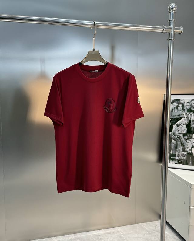 Moncle*蒙口25S新款圆领短袖T恤.此款短Tee甄选240G冰棉面料，触感爽滑软糯，贴身穿着极致舒适亲肤！衣身胸前经典的小帽子.后背大面积品牌字母标识烫画