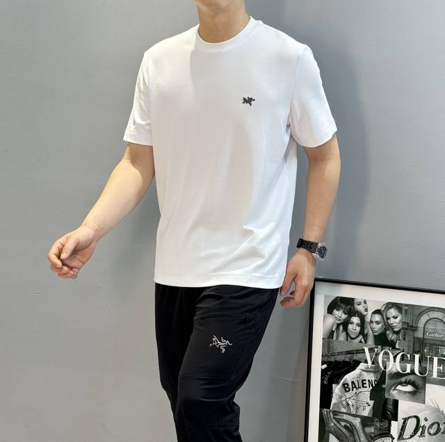 Arc'tery*始祖鸟25新品莫代尔T恤.胸口鸟凸凹刺绣造型工艺.无可挑剔！简单高级.日常服饰的标志性特征。。这款单品风格百搭，280G莫代尔面料超级柔软.亲
