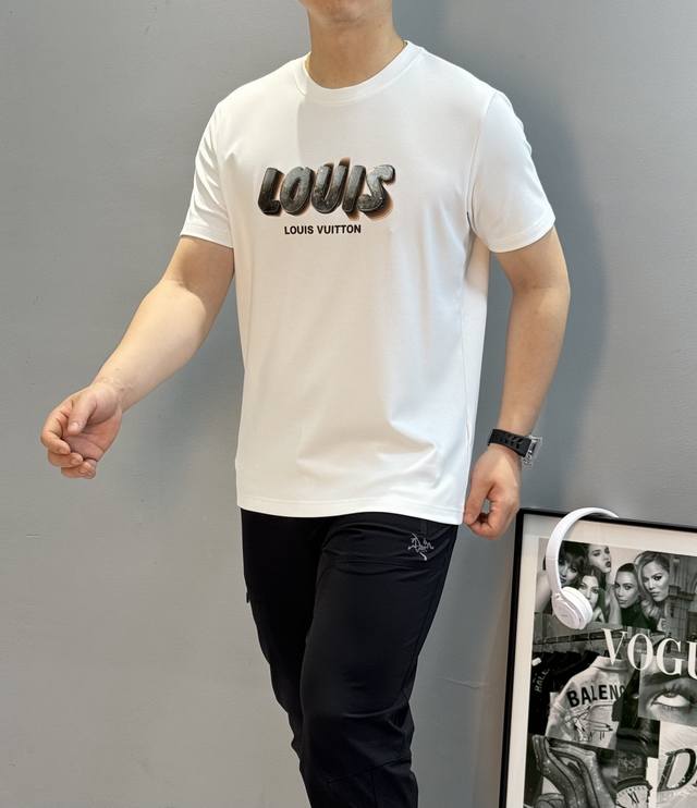 驴牌*25S新款莫代尔T恤.此款打底衫以基础的版型为框架.胸口采用旧金属质感字母烫画工艺.超有街头潮流感.时尚百搭！细节为整体搭配起到至关重要的作用，增添了不少