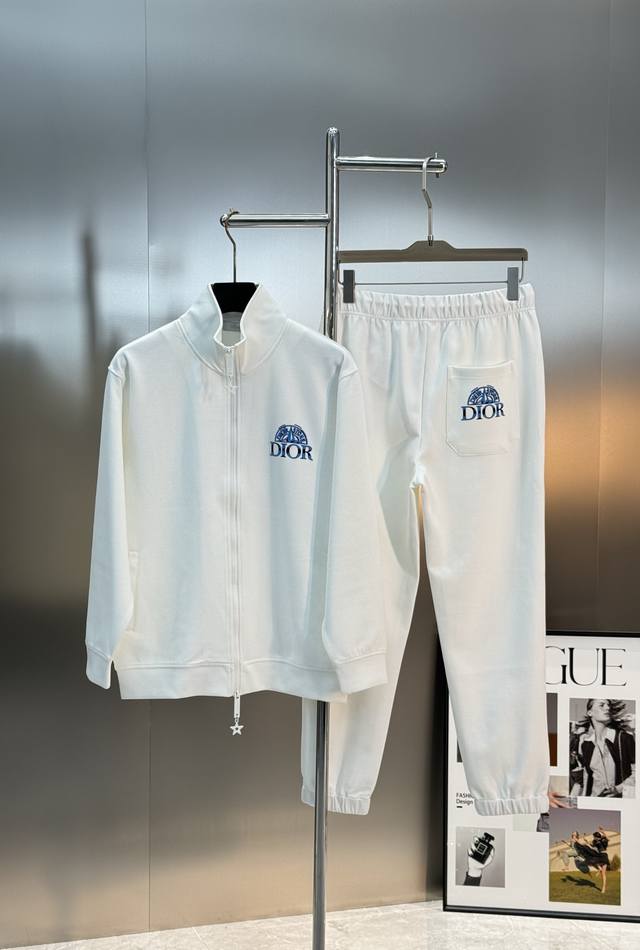 外套 ，裤250 Dior迪奥2025S新款休闲天丝套装！可分开购买.专柜同步！细节精致高级，品牌Logo图形高级感满满。衣身胸口及裤子兜口下方精致图形时尚潮流