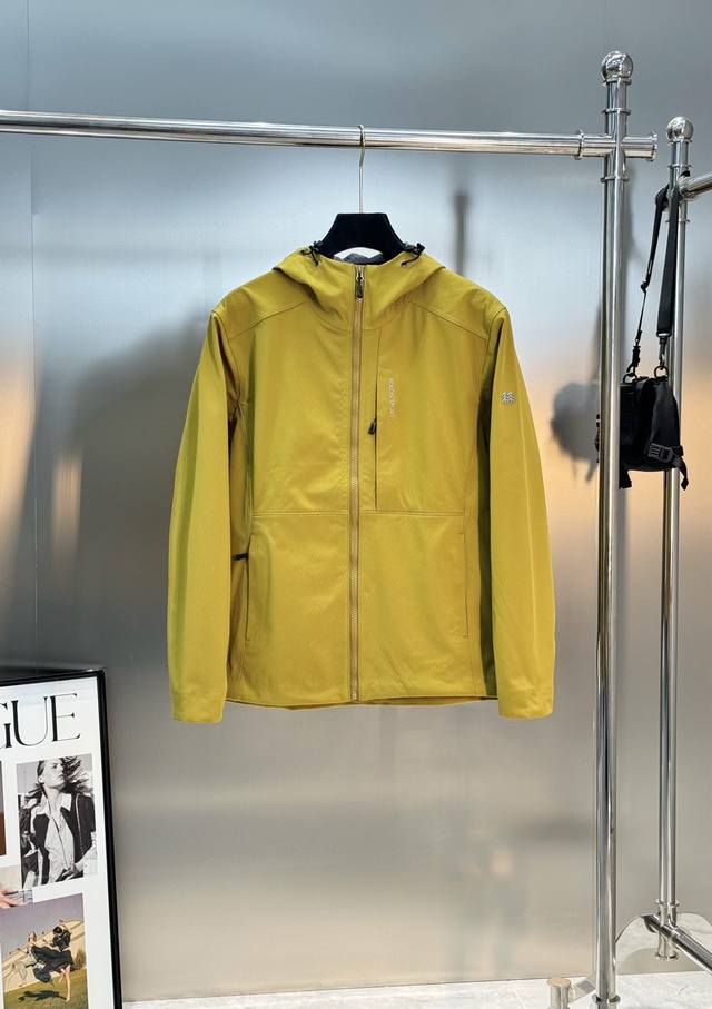 Kolon Sport可隆全天候防泼水夹克，采用生物基无氟防泼水科技，轻松应对小雨天气，保持干爽。内里薄绒.锁住温暖.轻量聚酯纤维材质，立体剪裁，穿着舒适又灵活