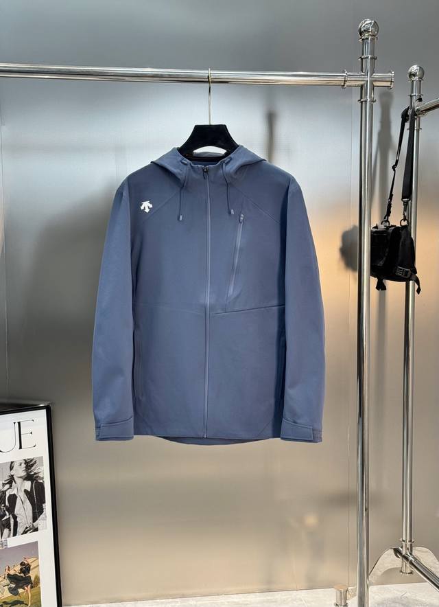 Descent*迪桑特软壳冲锋衣2025新品推荐！专业户外功能性防水防风面料.软壳设计.时尚帅气，简约百搭款，原版辅料，定制原版面料，不仅挺括，保持潮流的廓形，