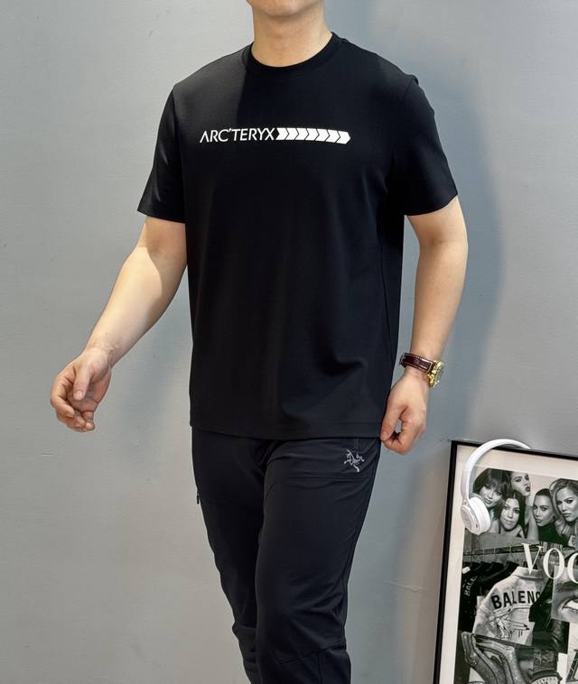 Arc’Teryx始祖鸟25S新款莫代尔T恤.简约设计+品牌Logo，轻薄透气面料，单穿打底超舒服！圆领常规版型，日常或户外都很百搭，随便配工装裤、运动鞋都很有