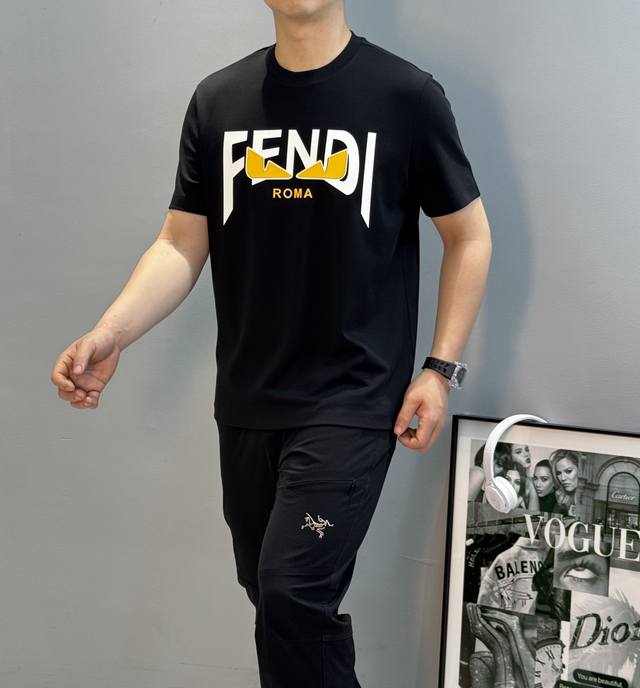 Fend*芬迪25S新款莫代尔T恤.经典小怪兽字母烫画设计.立体凸凹感双层工艺.上身有型！采用300G莫代尔精梳棉面料，柔软细腻亲肤舒适.质感细腻高档 .视觉效
