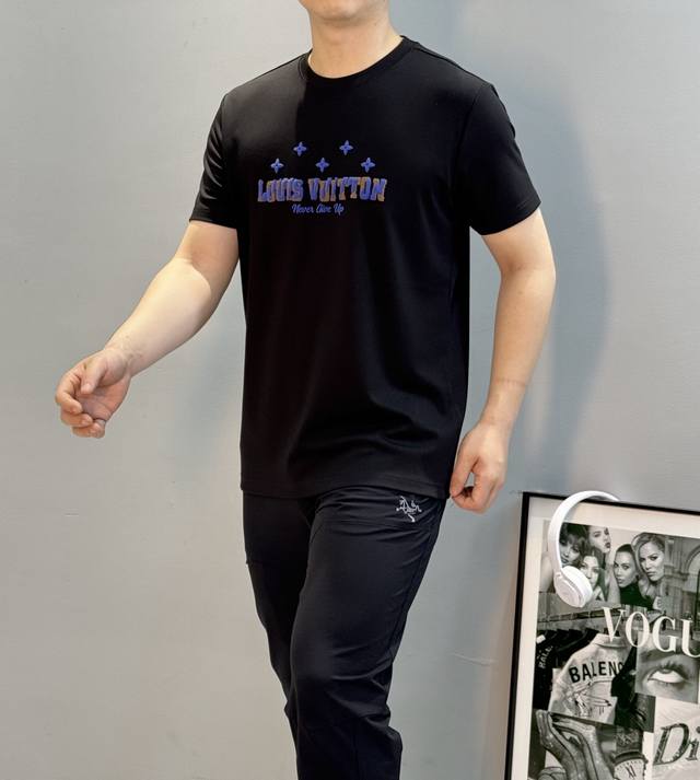 驴牌*25S新款莫代尔T恤.此款打底衫以基础的版型为框架.胸口采用烫画立体工艺，经典Lv品牌字母.双层立体工艺双色呈现.时尚百搭！细节为整体搭配起到至关重要的作