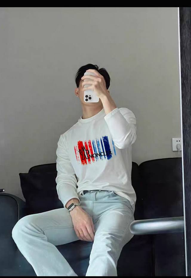 Moncler蒙口25S新款莫代尔长袖T恤品牌字母Logo印花设计.涂鸦造型.红蓝色彩渐变搭配呈现特别之处.袖口位置经典小帽子.干净清爽简单大方.不限年龄的单品