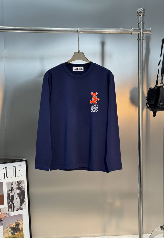 Loew*E罗意威25S新款莫代尔长袖T恤品牌图形小熊造型.高温烫画工艺.简单高级.辨识度颇具鲜明.即丰富了视觉又增加高贵感！订制高克重300G莫代尔面料.细腻