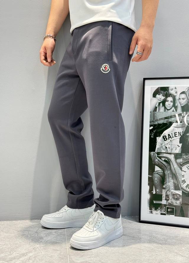 Moncle*R蒙口2025秋冬新款休闲裤，松紧腰抽绳.两侧插袋，订制原版章仔Logo点缀.后兜立体刺绣工艺！基础款设计.合体的立体剪裁.中线缝合 视觉上拉长身