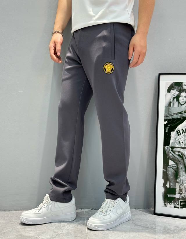 Versac*美杜莎2025秋冬新款休闲裤.松紧腰抽绳.两侧插袋，订制立体牙刷秀美杜莎造型点缀.后兜定制品牌字母烫画设计.基础款设计.合体的立体剪裁.中线缝合