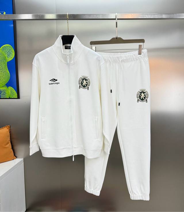 外套 ，裤250 Balenciag*25S新款休闲天丝套装.采用本季度最新标图案，后背色彩层叠层次分明.立体感满满.属于男女通穿的基础款运动套装.拉锁外套.卫