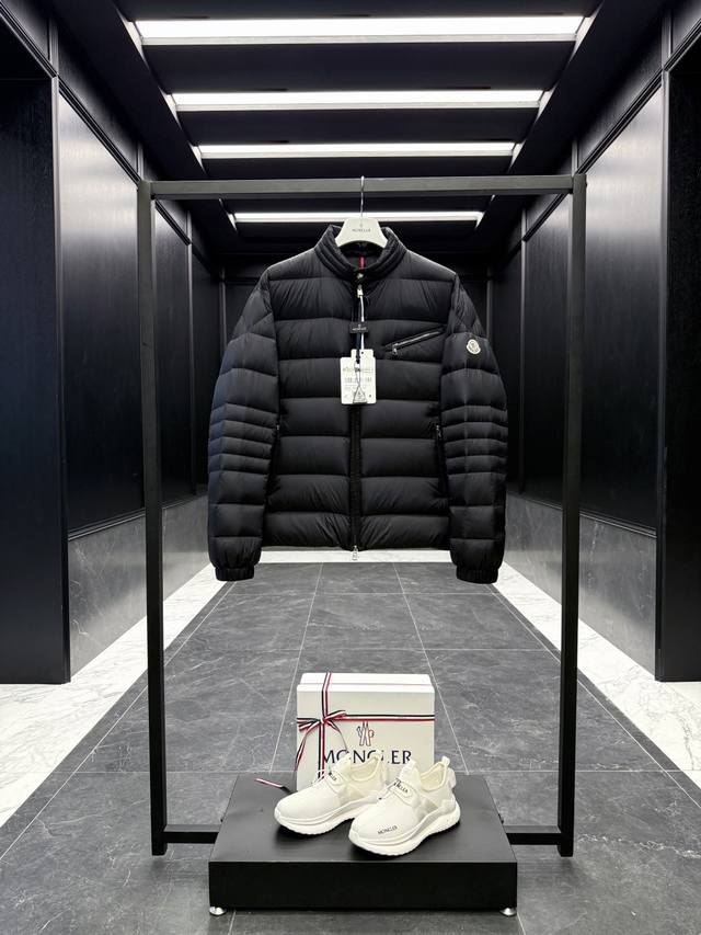 特级羽绒Moncler Souillet男士短款羽绒夹克外套.原版1.46W购入开发.采用95鹅绒填充. Souillet采用经典机车廓形,以现代风格演绎男士短