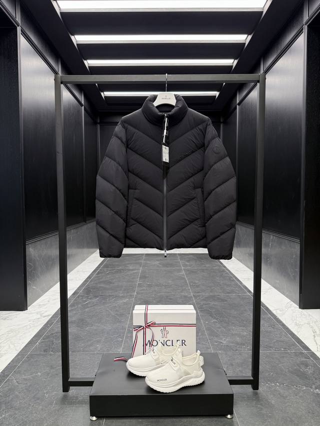 特级羽绒Moncler Matt Black 225欧洲限定款男士短款羽绒夹克外套. 采用科技抗撕裂面料 Matt Black系列爆款推送.特级鹅绒填充.条码款
