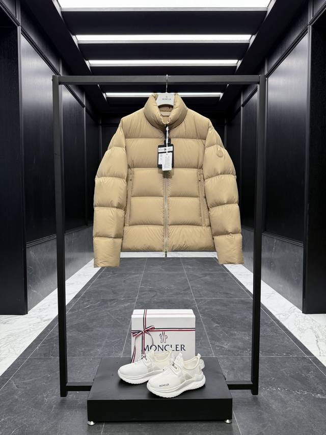 特级羽绒Moncler Tarn男士短款羽绒夹克外套.全新科技创新尼龙面料.区分市面一切错版.原版购入开发. 原厂替换面料原厂配套五金.条码款号齐全.对应官网一