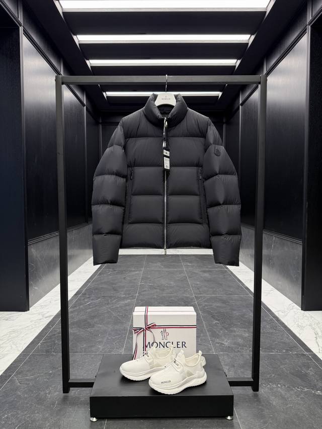 特级羽绒Moncler Tarn男士短款羽绒夹克外套.全新科技创新尼龙面料.区分市面一切错版.原版购入开发. 原厂替换面料原厂配套五金.条码款号齐全.对应官网一