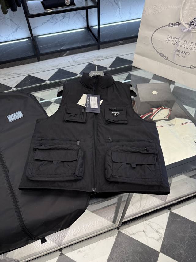 prada083三角标工装风秀款羽绒背心 马甲.更多细节实拍.