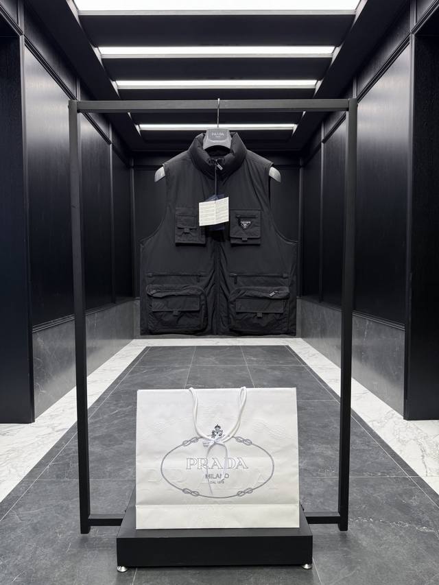 特级羽绒prada三角标工装风秀款羽绒背心 马甲.科技尼龙三防面料.上身更佳轻便舒适.083 标志性的三角形徽标重释为经典图案，化身此款Re-Nylon再生尼龙