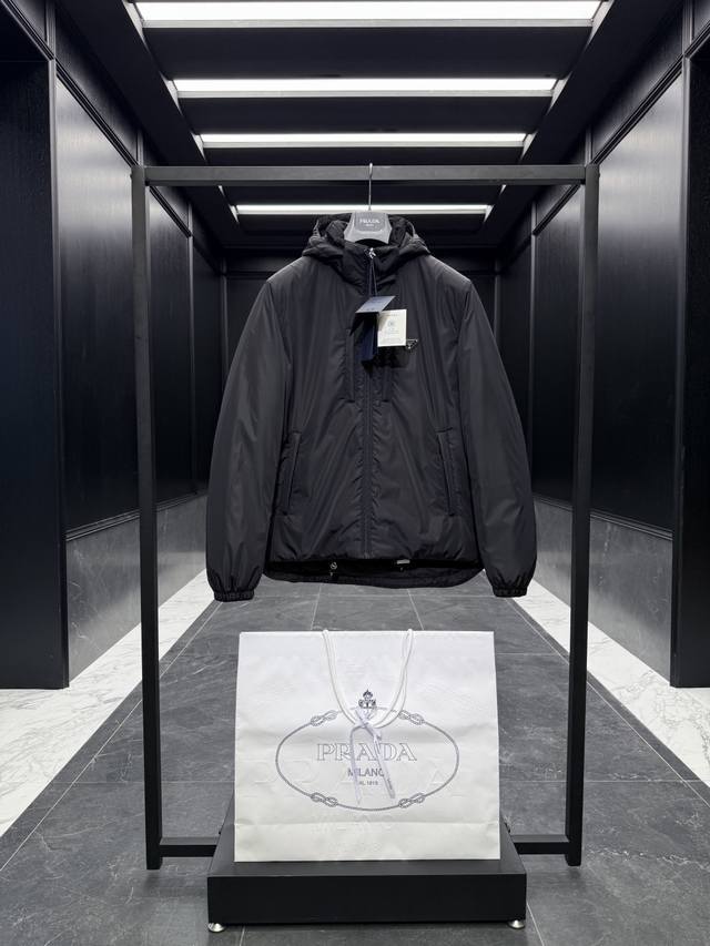 特级羽绒prada Re-Nylon 151限定款羽绒夹克.内里填充鹅绒.搭配原厂五金套件.渠道臻品. 出厂标配衣架 原版尼龙西装收纳袋 购物袋 飞机盒.全套礼