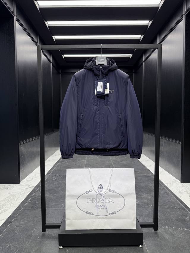 特级羽绒prada Re-Nylon限定款羽绒夹克.内里填充鹅绒.搭配原厂五金套件.渠道臻品. 出厂标配衣架 原版尼龙西装收纳袋 购物袋 飞机盒.全套礼盒，挂装