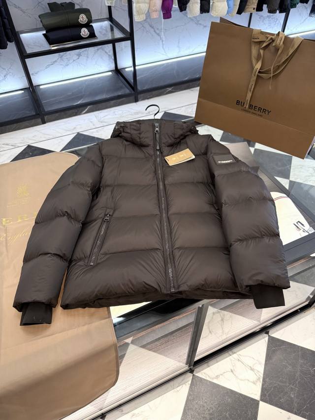 Burberry 博柏利 撞色胶条字母Logo徽标连帽 连帽可脱卸 羽绒服.这个颜色太高级太特殊了,咖绿色.更多细节实拍.