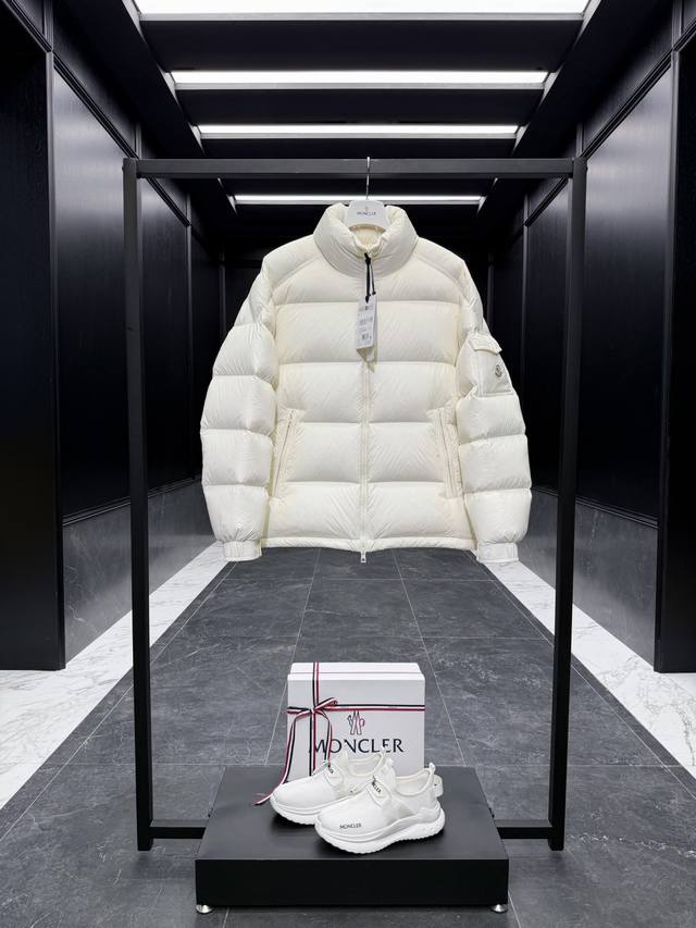 特级羽绒Moncler Levitha男士立领短款羽绒夹克外套.2025全新王牌经典系.采用超轻超软面料,上身极致轻便保暖.原版购入开发.鹅绒填充. 原厂替换面