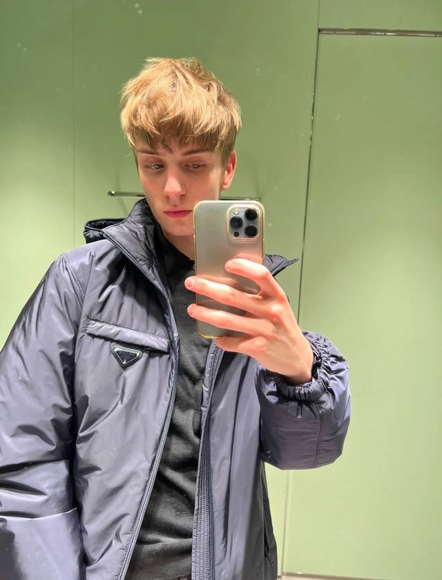 上身效果｜prada Re-Nylon经典款羽绒夹克 连帽可脱卸 .两色推送.