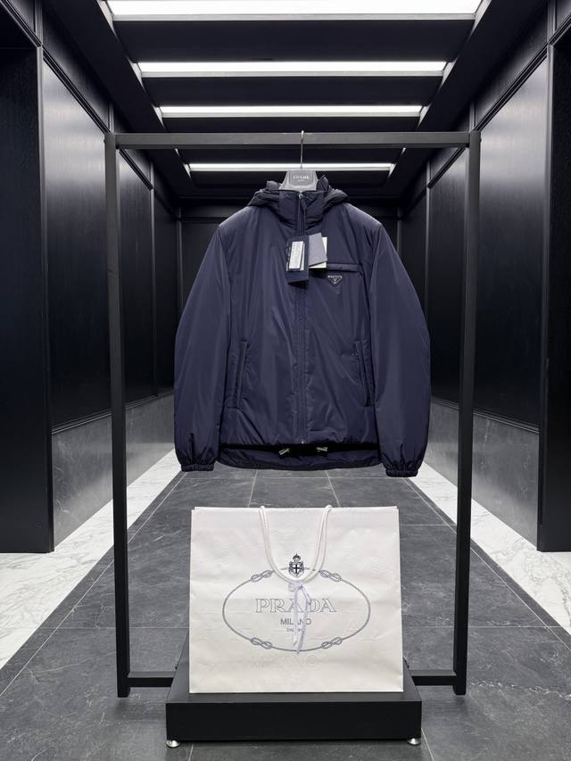 特级羽绒prada Re-Nylon经典羽绒夹克 连帽可脱卸 .内里填充鹅绒.搭配原厂五金套件.渠道臻品. 出厂标配原版尼龙西装收纳袋 超大购物袋 原厂衣架 飞