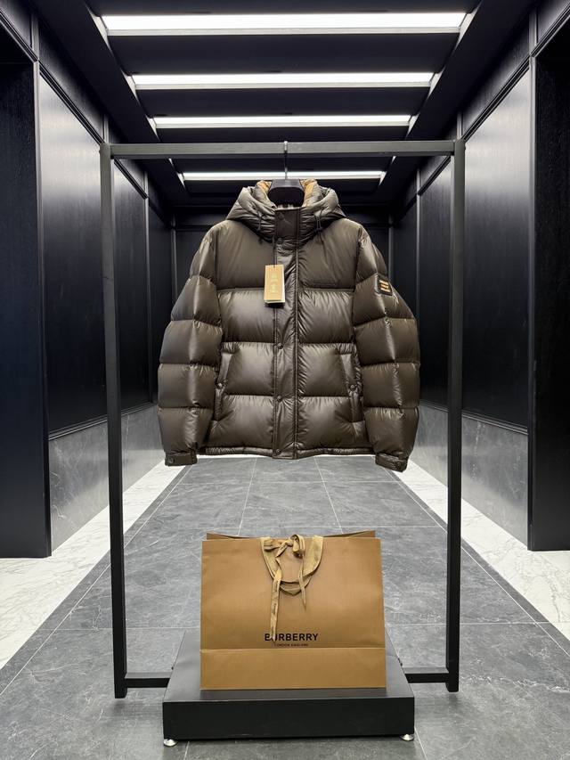 特级羽绒Burberry 076博柏利 撞色胶条字母Logo徽标连帽羽绒服.内里拼接经典格纹内衬,上身效果真的绝.特级鹅绒填充.填充超级饱满.全套原厂配套五金.