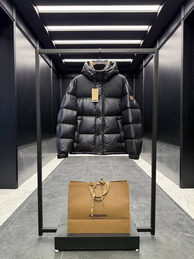 特级羽绒Burberry 博柏利 076撞色胶条字母Logo徽标连帽羽绒服.内里拼接经典格纹内衬,上身效果真的绝.特级鹅绒填充.填充超级饱满.全套原厂配套五金.