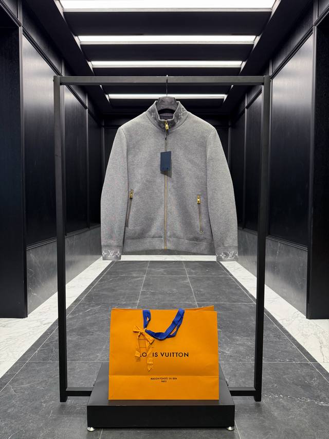 顶级版本 。欢迎对比、 特级羽绒Louis Vuitton Lv265羊毛混纺针织羽绒夹克.内里搭配压胶鹅绒内胆.双重锁绒锁温工整.搭配原厂配套五金. 出厂标配