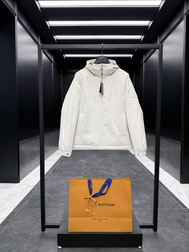 特级羽绒Louis Vuitton Lv 拼接Monogram全新立体提花连帽羽绒外套.鹅绒填充.重工五金. 出厂标配超大手提购物袋，原版尼龙西装收纳袋，超大飞