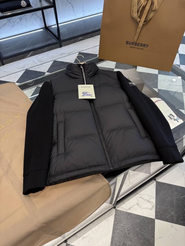 Burberry 博柏利撞色胶条字母Logo徽标针织羽绒服.此款针织袖双重保暖,针织袖内里双层.夹层内填充科技棉羽.更多细节实拍.