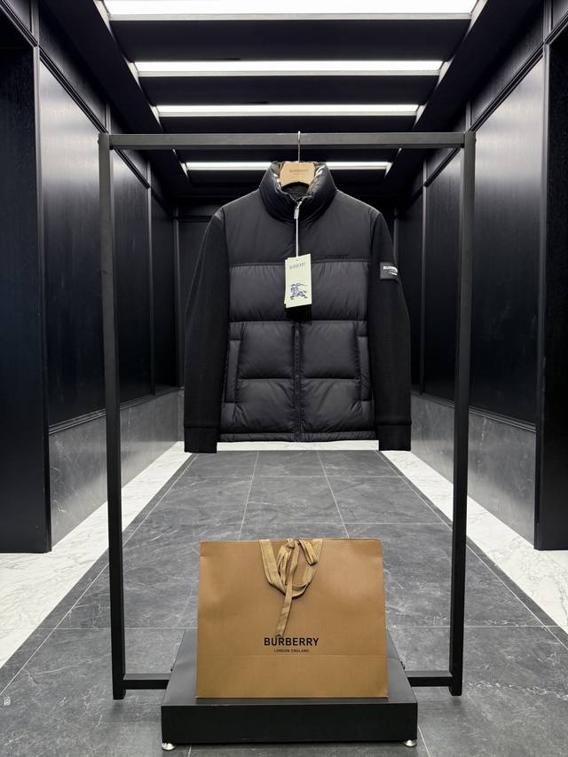 特级羽绒Burberry 博柏利撞色胶条字母Logo徽标针织羽绒服.内里拼接经典格纹内衬,上身效果真的绝.特级鹅绒填充.填充超级饱满.全套原厂配套五金. 爆款强